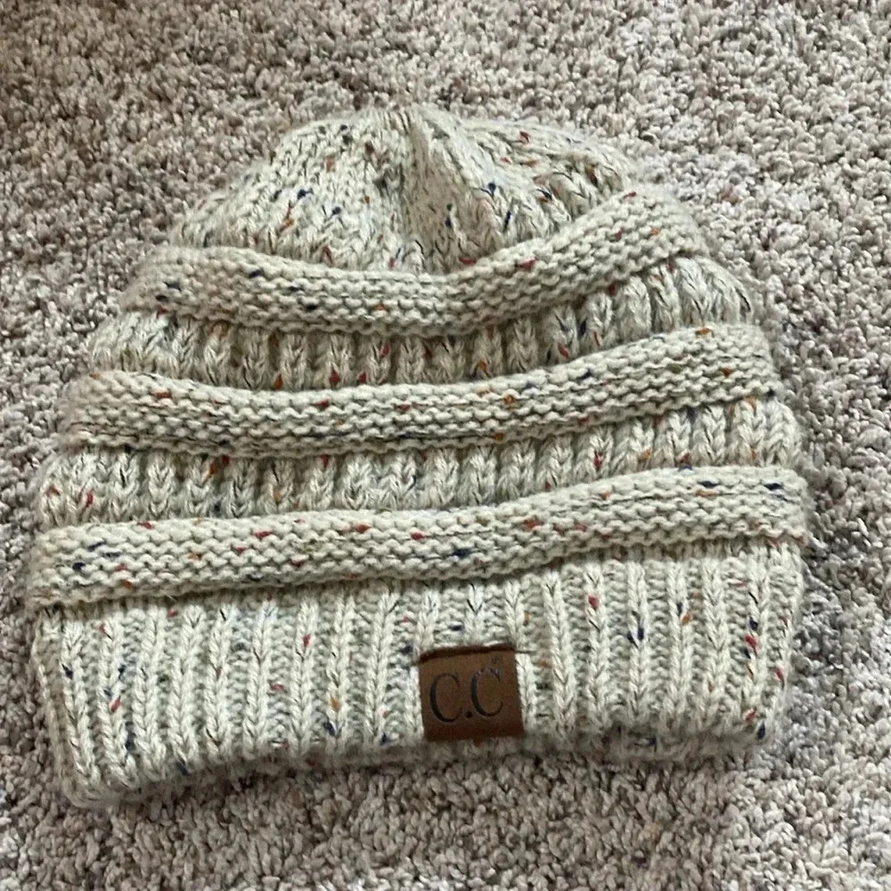 CC chunky sweater beanie with ponytail opening - Picture 3 of 4